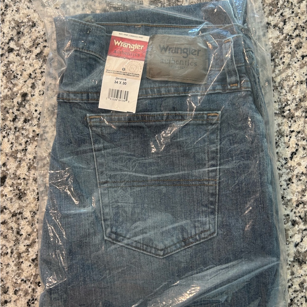 Wrangler men’s jeans, medium wash, 34 x 30, brand new